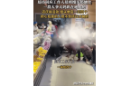 爷大妈争抢馒头事件或蹲或趴或跪纷纷在地上